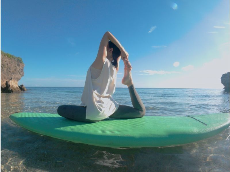[Okinawa・ Nakijin village] adultRelaxation SUP Yoga Experience + Photo Tour (90 minutes)の紹介画像