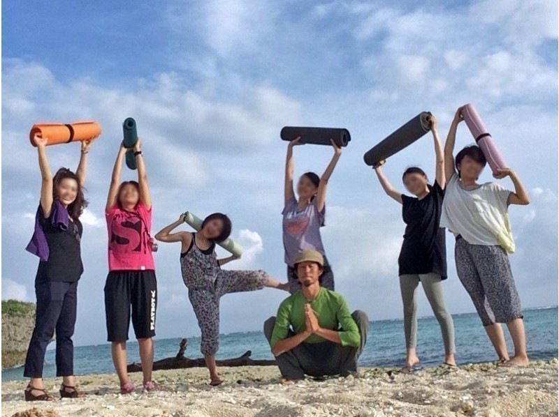 [沖縄 -Nakijin村]幸福的海灘瑜伽體驗+拍照（70分鐘），同時聆聽海浪的聲音の紹介画像