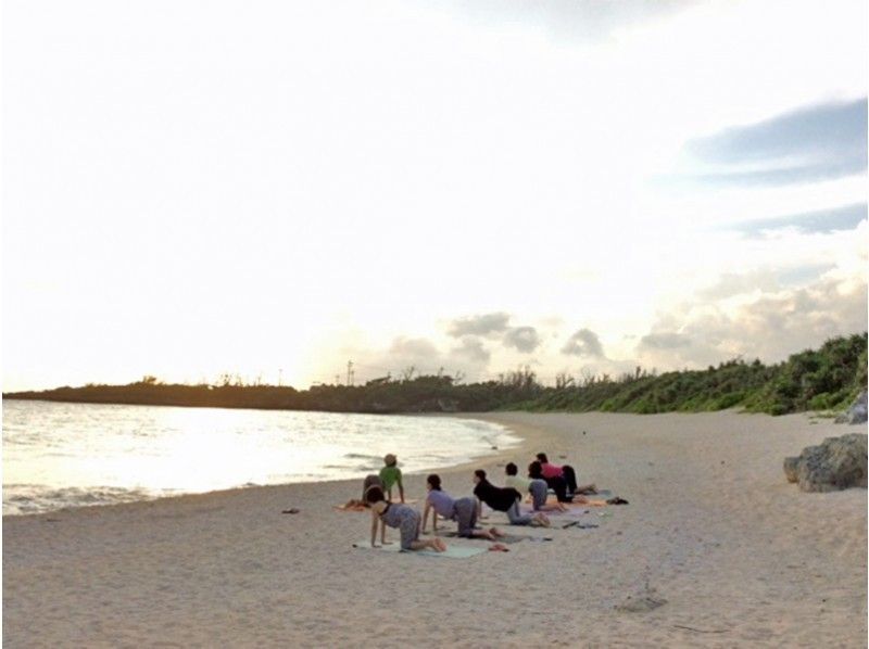【沖縄・今帰仁村】波の音を聴きながら至福のBeach Yoga体験+フォトセッション（70分）の紹介画像