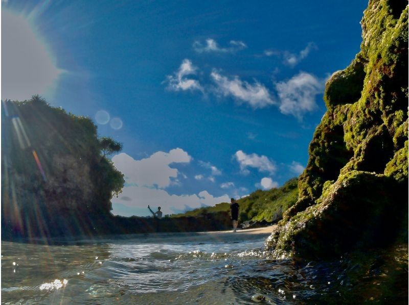 [沖縄 -Nakijin村]幸福的海灘瑜伽體驗+拍照（70分鐘），同時聆聽海浪的聲音の紹介画像