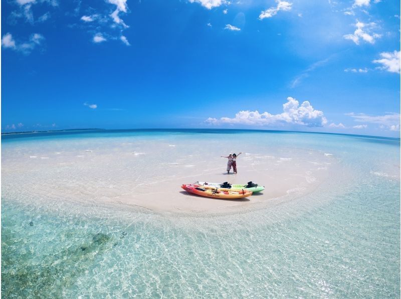 People enjoying Miyakojima BLUE's kayaking tour to the phantom island (Uni-no-hama)
