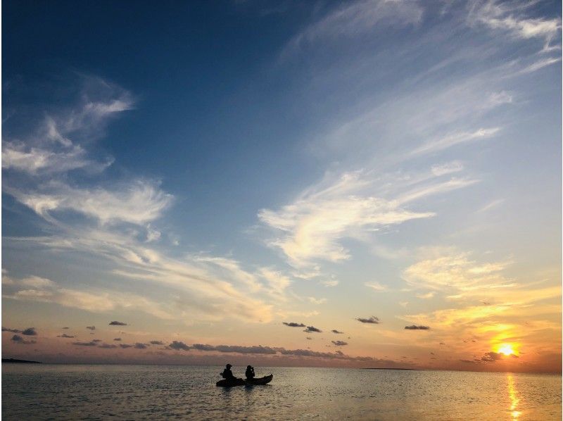 People enjoying Miyakojima BLUE sunset kayak tour