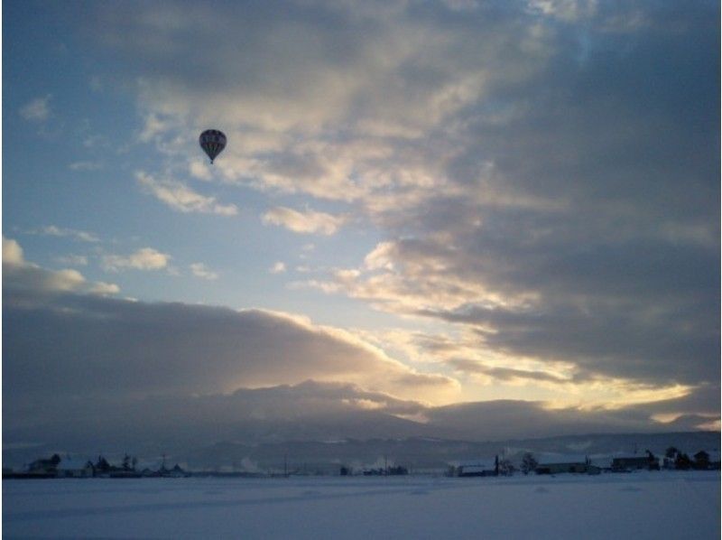 Let's fulfill your desire to fly in the sky with the popular hot-air balloon experience in Furano, Hokkaido.