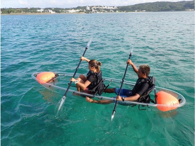 【冲绳恩纳村】家庭旅行推荐！乘坐“Clear Kayak”，享受优雅的海上漫步♪の紹介画像