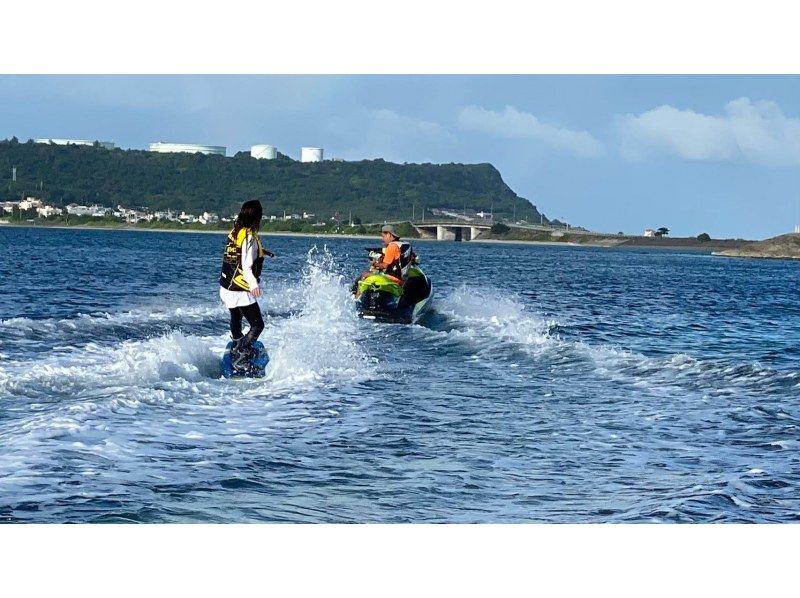 [Okinawa Prefecture, Uruma City] Fly board Wakeboarding-Two marine tubes! Great satisfaction 4 point setの紹介画像