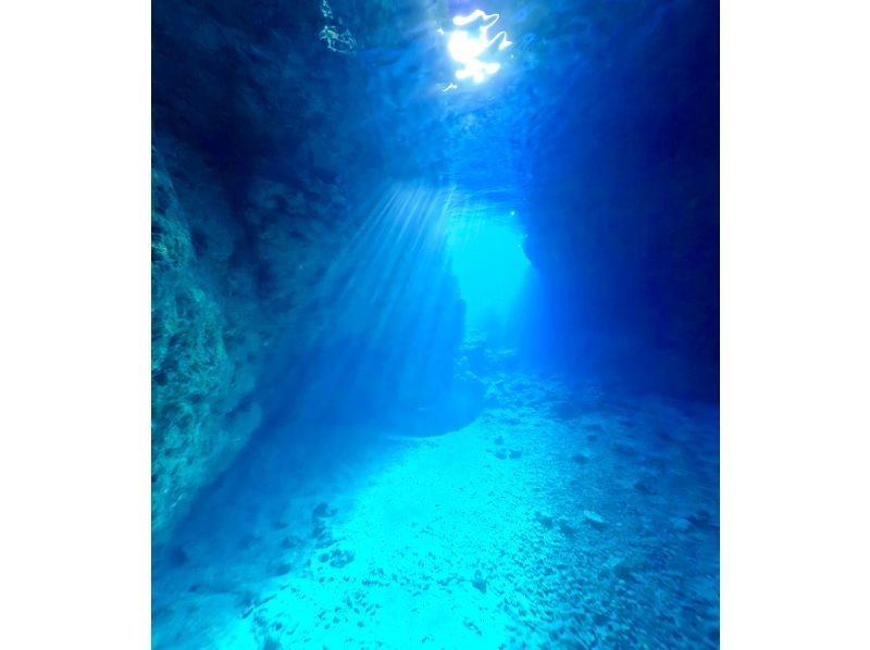 Same-day reservations welcome☆SALE! Private Blue Cave Diving Experience [Okinawa Prefecture, Onna Village] Come empty-handed☆Free GoPro photo and feeding!の紹介画像