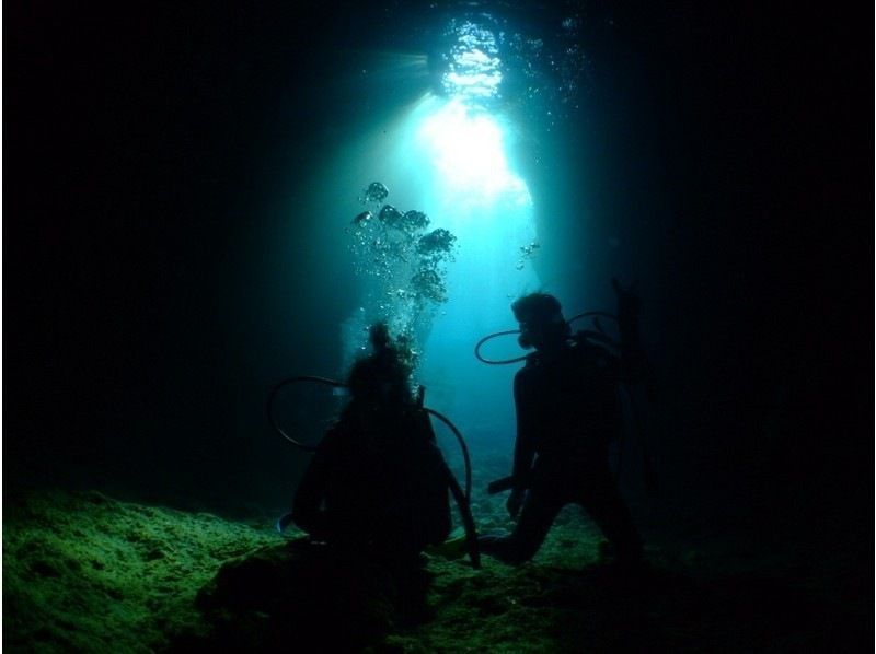 แพ็คเกจประสบการณ์ดำน้ำชมปะการังบนเรือ Onna Village West Coast และเรือ Okinawa Blue Caveの紹介画像