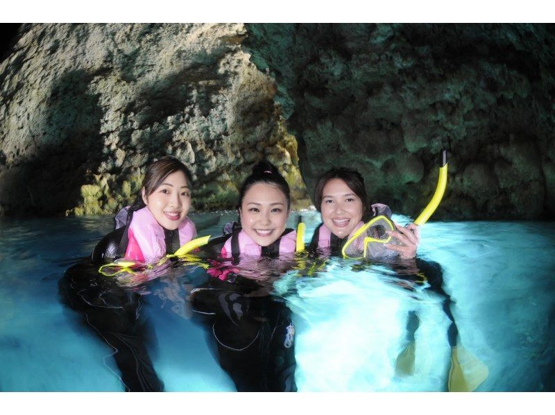 [โอกินาว่าถ้ำสีฟ้า】แนะนำสำหรับการเดินทางแบบครอบครัว! สนอร์เกิลถ้ำสีฟ้าและหมู่บ้านทะเลออนน่าの紹介画像