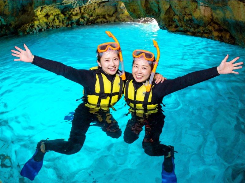 【沖縄県恩納村】青の洞窟へ行くシュノーケリング＆シーウォークボートセットツアーGopro無料レンタル付＆豪華8大特典付プランの紹介画像