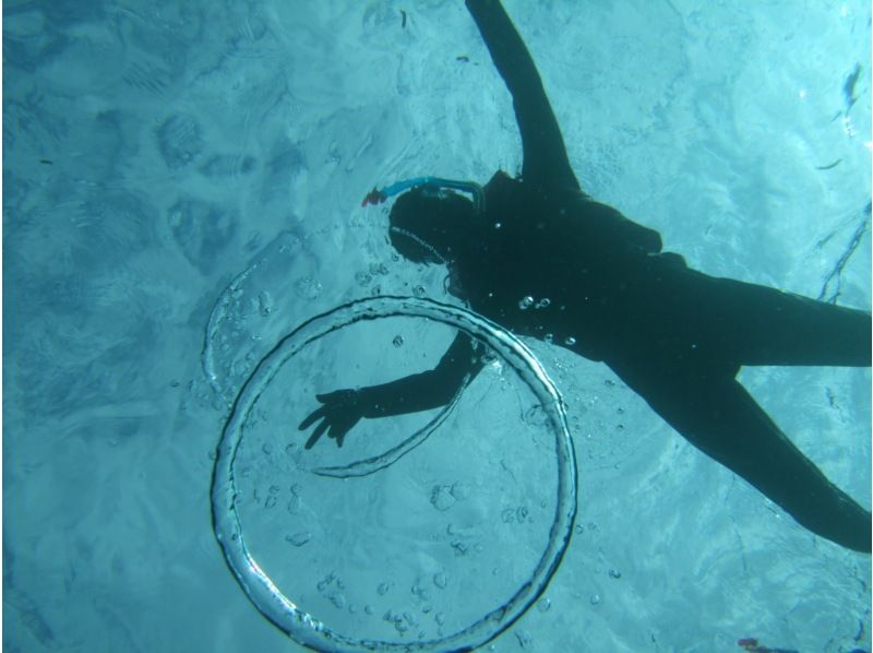 [โอกินาว่าถ้ำสีฟ้า】แนะนำสำหรับการเดินทางแบบครอบครัว! สนอร์เกิลถ้ำสีฟ้าและหมู่บ้านทะเลออนน่าの紹介画像