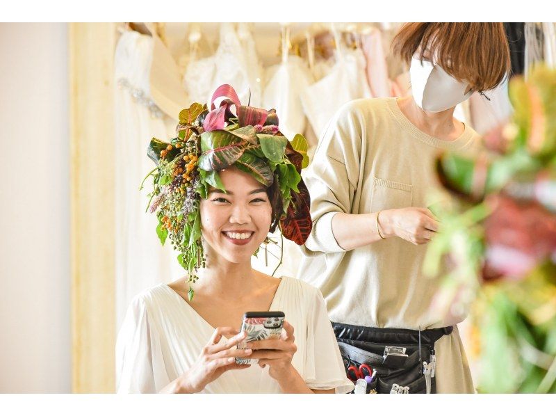 [Okinawa / Chubu] Impressive experience! "Ryukyu Flower Hair Arrangement & Pro Shot Shooting" full of originality Photographs will be sent on the line!の紹介画像