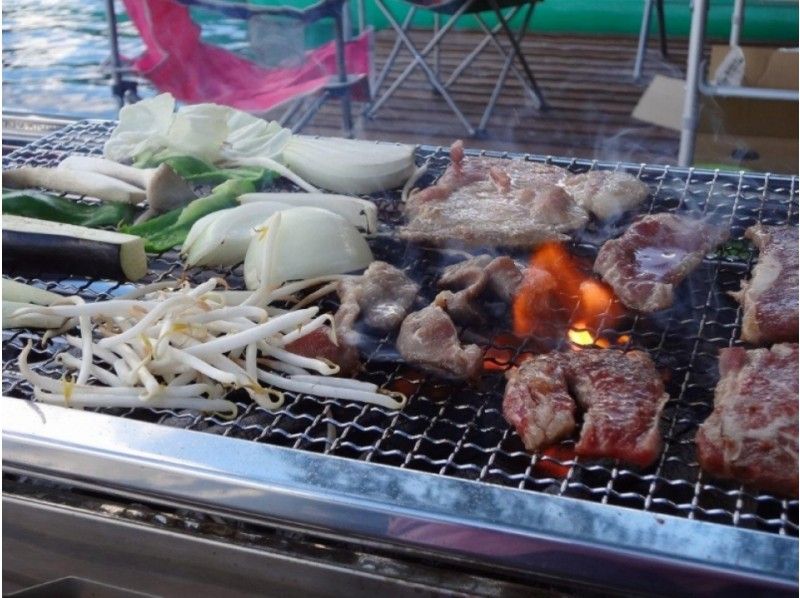 [Nagano / Omachi City] At Lake Aoki Lakeside, barbecue with local brand ingredients of Jibie and Shinano Omachi ♪ Enjoy the dusk with the flame of the bonfire and the light of the lantern.の紹介画像