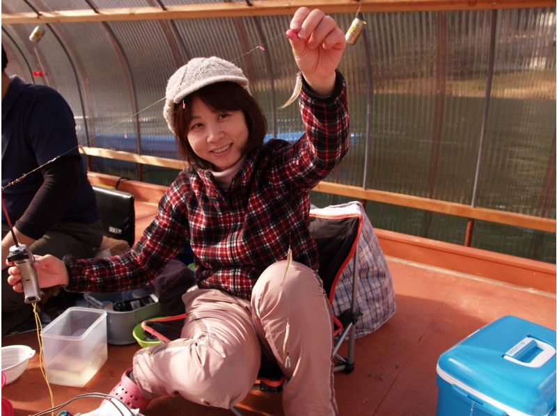 冬天享受1天计划！ Wakasagi钓鱼和钓鱼新鲜天妇罗的户外午餐の紹介画像