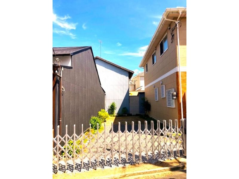 [Osaka Nishi-Tengachaya Participatory Art Production]: Painting Edo Komon patterns on garden chairs at a townhouse used for TV and movie shoots ¥33,000, 20% off = ¥26,400の紹介画像
