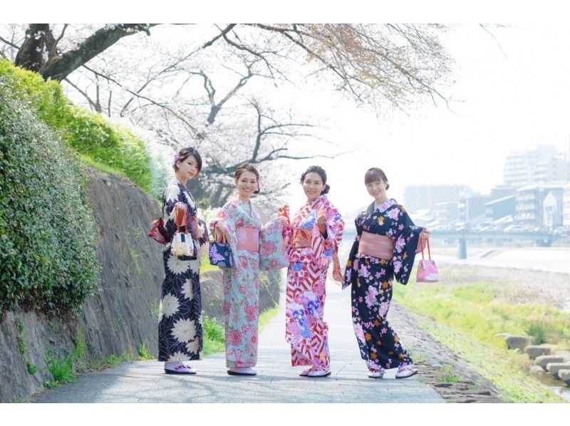 [Kyoto, Shijo Station] Walk around Kyoto in a rental kimono (Yukata in summer) with classic pattern!