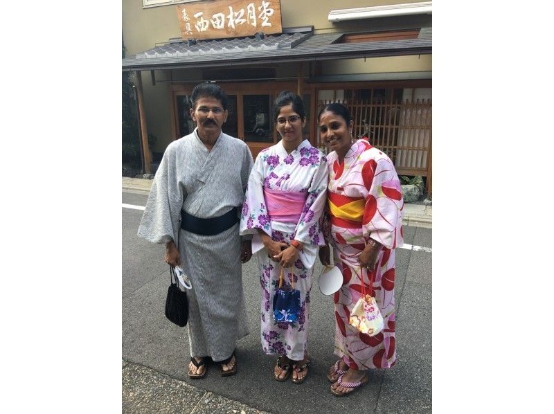 [Kyoto / Kyoto Station] Kimono Rental "Kimono experience" Wear a classic pattern kimono and take a walk in Kyoto! 7 minute walk from Kyoto Station (English available)の紹介画像