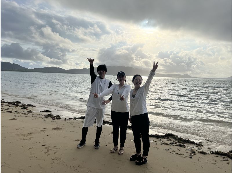 [Ishigaki Island] Beach Morning Yoga Experience! Relax in the great outdoors while watching the sunrise! GoPro photo gift + small group herbal tea included ★ Beginners welcomeの紹介画像