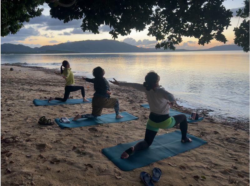 [Ishigaki Island] Beach Morning Yoga Experience! Relax in the great outdoors while watching the sunrise! GoPro photo gift + small group herbal tea included ★ Beginners welcomeの紹介画像