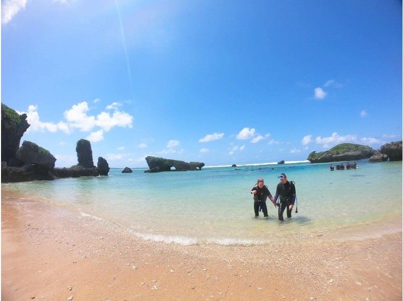 SALE！【沖縄ビーチダイビング】8歳から参加可！初めてのダイビングにオススメ 1組完全貸切 写真撮影付 エサやり無料！の紹介画像