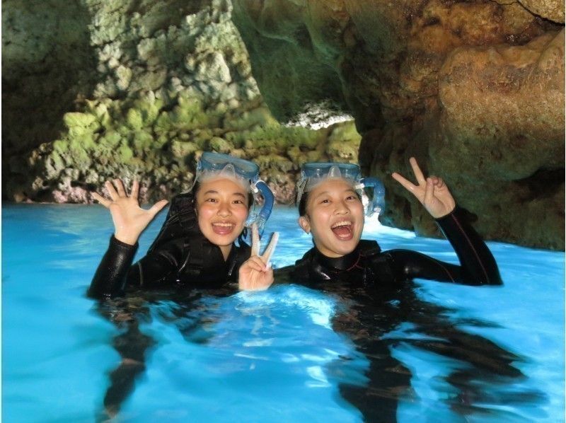 High chance of seeing them on a boat [Blue Cave Snorkeling & Trial Diving] No restrictions, free photos and videos | Feeding included | Free showers, free parking, and a saleの紹介画像