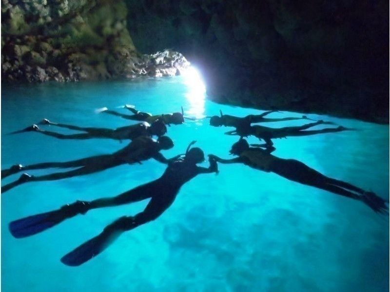 High chance of seeing them on a boat [Blue Cave Snorkeling & Trial Diving] No restrictions, free photos and videos | Feeding included | Free showers, free parking, and a saleの紹介画像