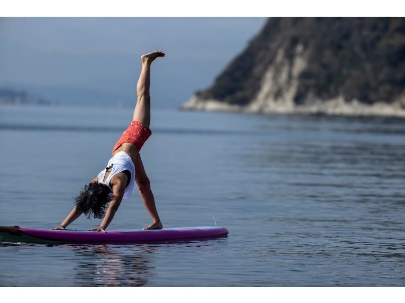 ★初心者大歓迎【湘南・逗子・SUPヨガ】初心者歓迎！アメニティ充実、バスタオル完備の施設でSUPヨガ体験★写真データプレゼントの紹介画像