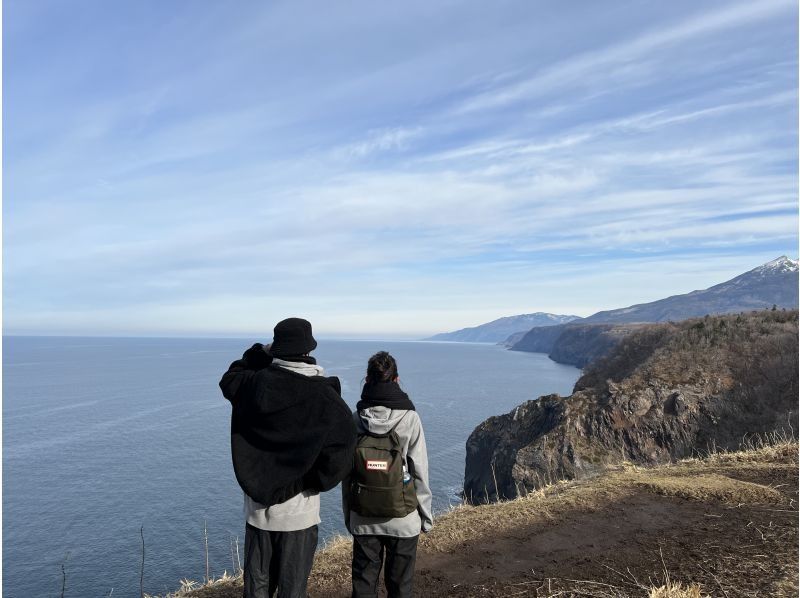 北海道推薦的冒險/冒險之旅 北海道懸崖上凝視大海的情侶