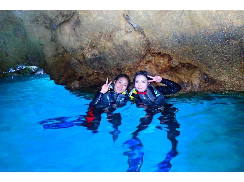 [ความเป็นไปได้สูงสุดในจังหวัด] ล่องเรือ! ! ทัวร์ดำน้ำตื้นที่น่าประทับใจของ Blue Cave และบาร์บีคิวบนระเบียงมหาสมุทรอันงดงาม! ! แนะนำสำหรับครอบครัว คู่รัก และทริปบริษัท!の紹介画像