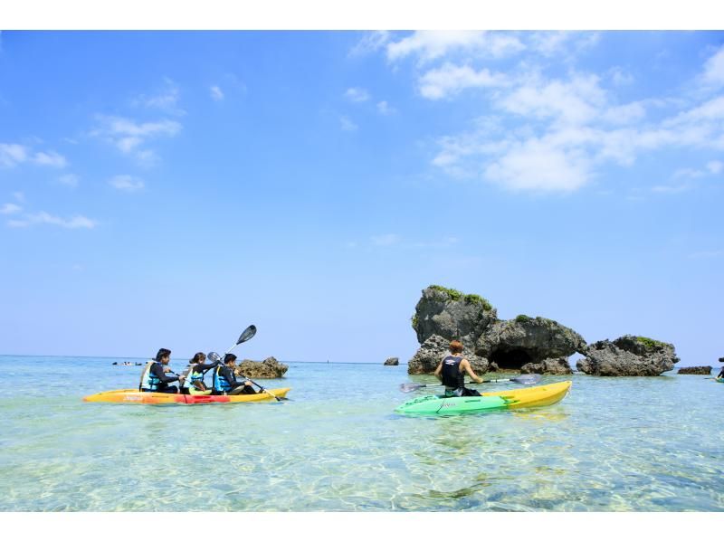 [Same-day reservations OK★Onna Village] Ages 2 and up☆Large panoramic sea kayak tour!! Aim for a private beach! Don't miss the underwater world seen through box glasses!の紹介画像