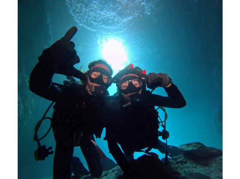 【県内１高確率】ガイド貸し切り！GoPro 水中データ付き☆快適☆ボートで行く！青の洞窟体験ダイビングツアー+オーシャンテラスBBQプランの紹介画像