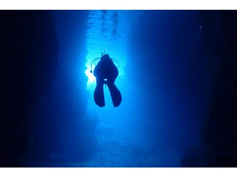 [★No need to worry if you don't have a car♪ Hotel pick-up included★] Blue Cave Diving Experience★Free photography and feeding♪ [Onna Village]の紹介画像