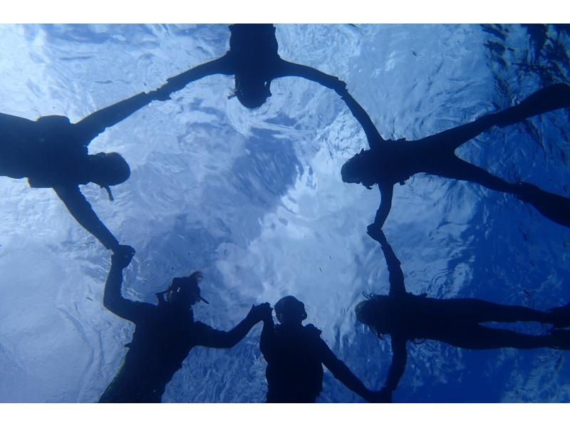[冲绳-那霸】浮潜体验热带探索课程★摄影与喂养与摄影那霸附近的酒店接送！の紹介画像