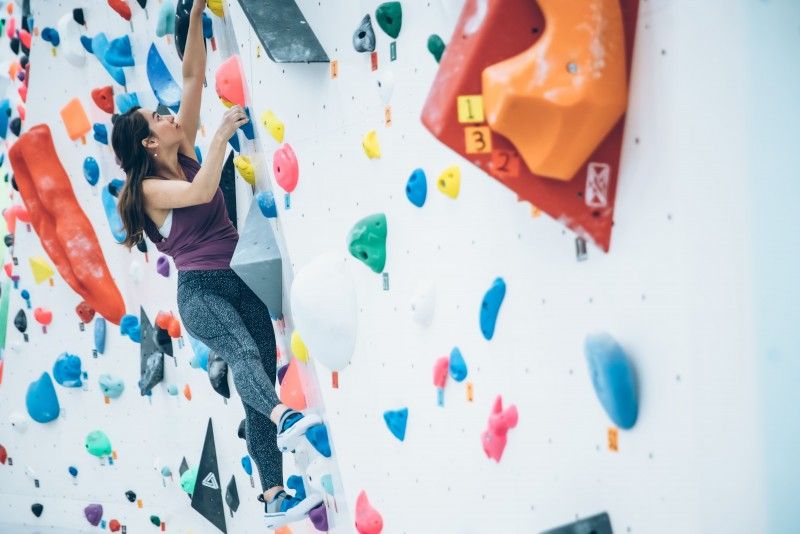 東京の事業者「BOULCOM東京店」が実施するボルダリング体験の様子