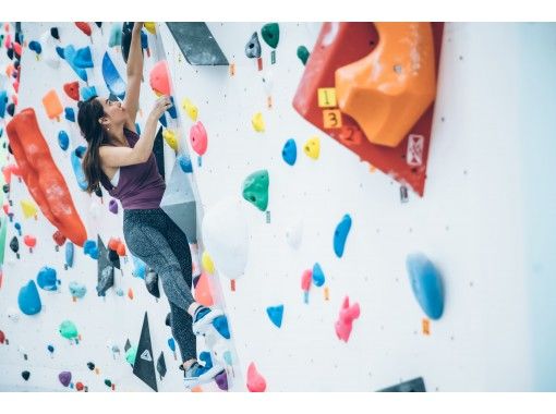 東Kyoto内でBoulderingを楽ぬ女性