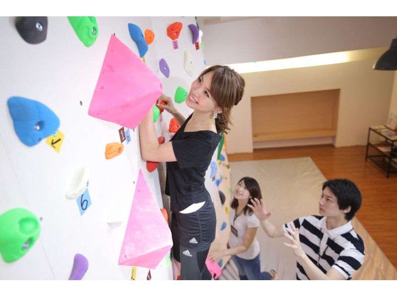 仕事終わりのリフレッシュタイム 東京 新宿で体験できる ボルダリング 初心者コースおすすめプランをご紹介 ダイエットにも最適なのか Activity Japan Blog