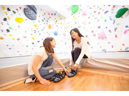 Bouldering用の靴をレンタルする女性