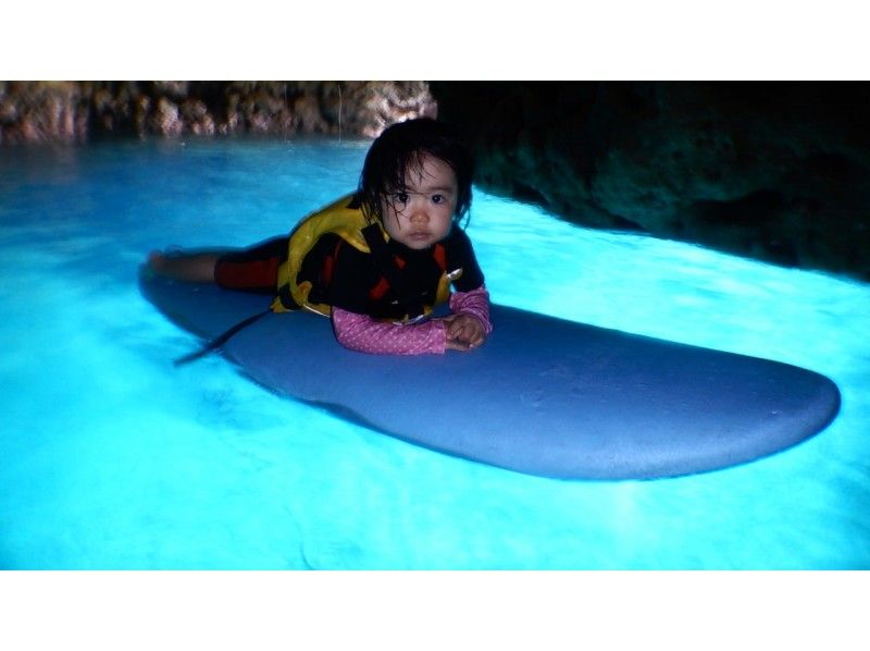 【沖縄・恩納村】3歳～OK！ボートで楽々♪ 青の洞窟シュノーケリングの紹介画像