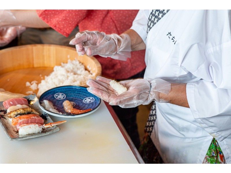[Osaka ・ Namba] Carefully selected from Kuromon market! Nigiri Sushi Experience. A 5-minute walk from Namba Station! Children also participate OK!の紹介画像