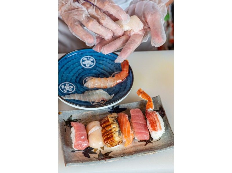 [大阪·难波]从黑门市场精心挑选！ Nigiri寿司体验。从难波站步行5分钟！孩子们也参加OK！の紹介画像