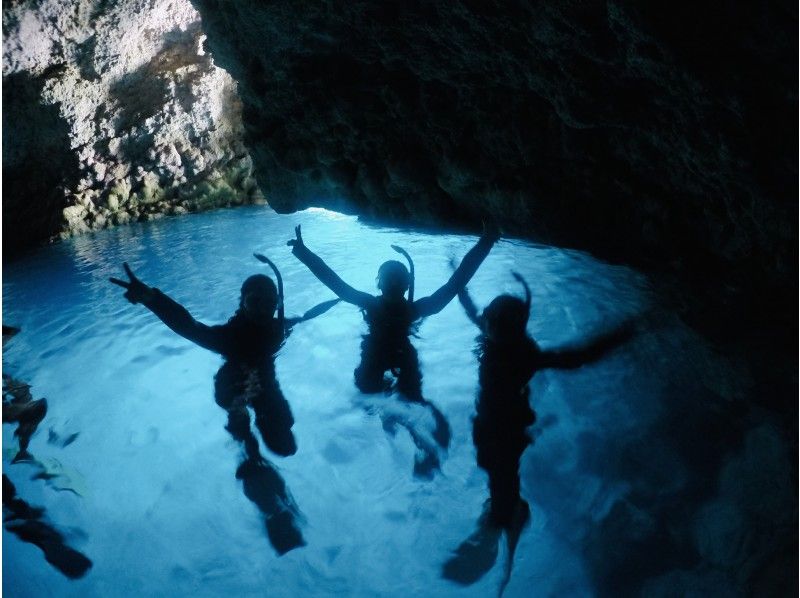 [Okinawa ・ Onna village】 Cheap! Go by boat blue cave Snorkeling ♪ (2 years old-participation OK!)の紹介画像