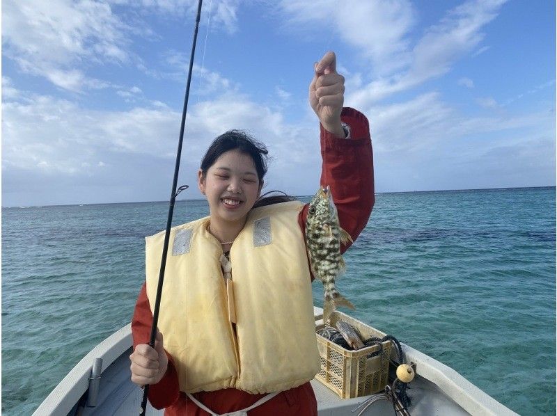 [距离冲绳美丽海水族馆 3 分钟车程] 一组包船钓鱼，满足 3 小时的享受计划 ♪ ♪の紹介画像