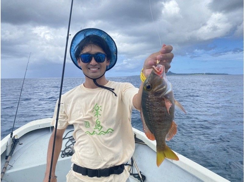 [距离冲绳美丽海水族馆 3 分钟车程] 一组包船钓鱼，满足 3 小时的享受计划 ♪ ♪の紹介画像