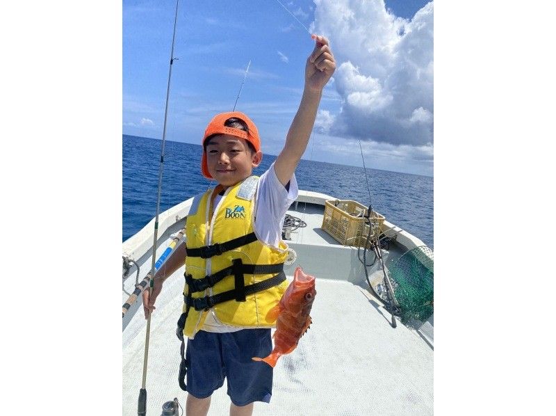 [距离冲绳美丽海水族馆 3 分钟车程] 一组包船钓鱼，满足 3 小时的享受计划 ♪ ♪の紹介画像