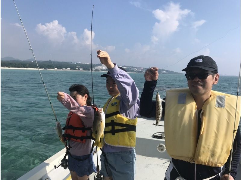 [距离冲绳美丽海水族馆 3 分钟车程] 一组包船钓鱼，满足 3 小时的享受计划 ♪ ♪の紹介画像