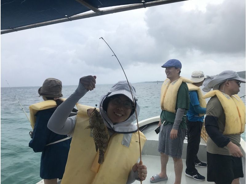 [距离冲绳美丽海水族馆 3 分钟车程] 一组包船钓鱼，满足 3 小时的享受计划 ♪ ♪の紹介画像