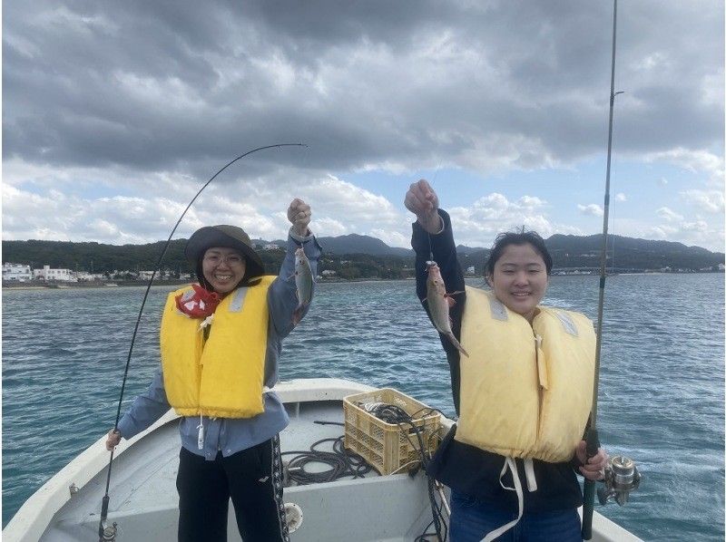 [距离冲绳美丽海水族馆 3 分钟车程] 一组包船钓鱼，满足 3 小时的享受计划 ♪ ♪の紹介画像