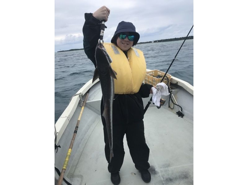 [距离冲绳美丽海水族馆 3 分钟车程] 一组包船钓鱼，满足 3 小时的享受计划 ♪ ♪の紹介画像