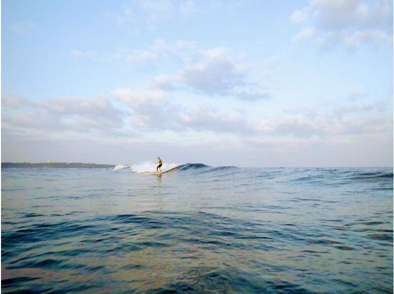 [沖縄·Yomidani]一旦你嚐到了騎在海浪上的感覺，你就會變得嫉妒！ ！ SUP衝浪課程の紹介画像