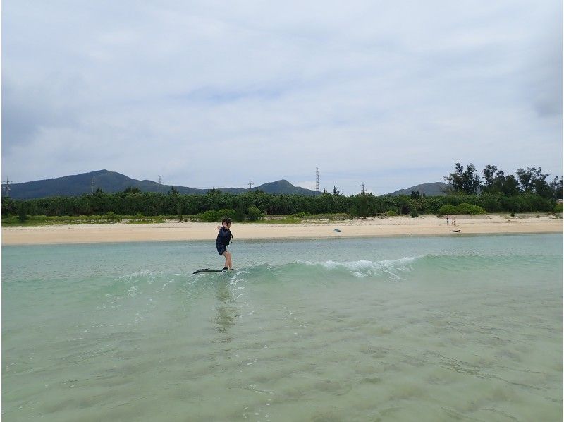 [Okinawa ・ Yomidani] Once you taste the sensation of riding on the waves, you become jealous! ! SUP surfing courseの紹介画像