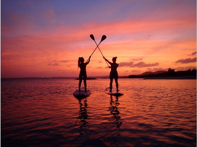 [Okinawa/Yomitan] [Limited to 1 group! Old private house rental plan] Enjoy the beautiful sunset of Okinawa from the sea! Impressive sunset SUP <photo data> with free gift bonusの紹介画像